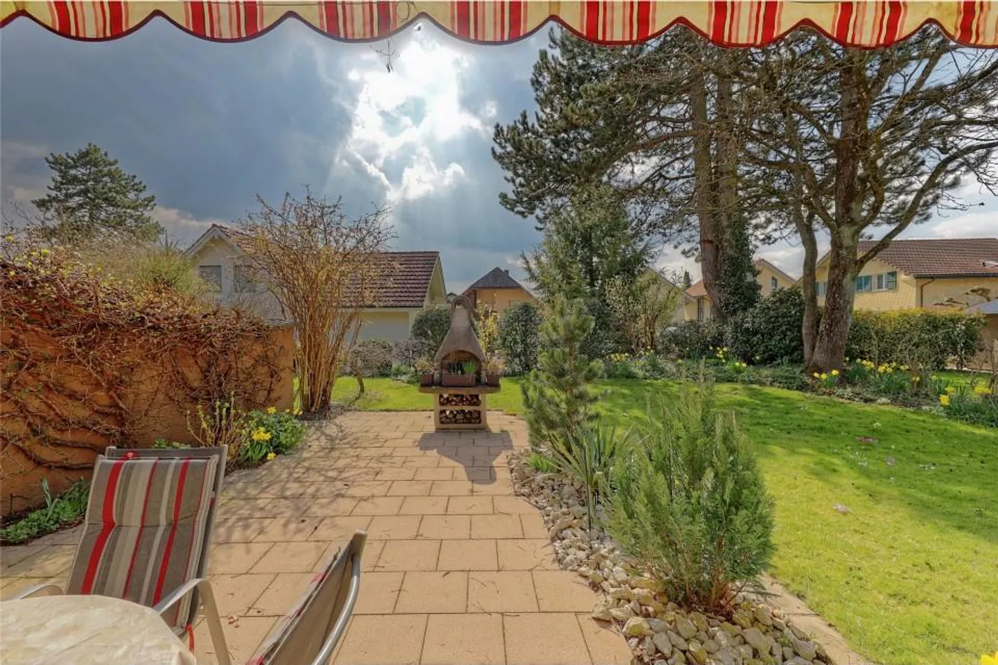 Casa angolare 5½ locali con potenziale e bel giardino - Foto 4 di 13