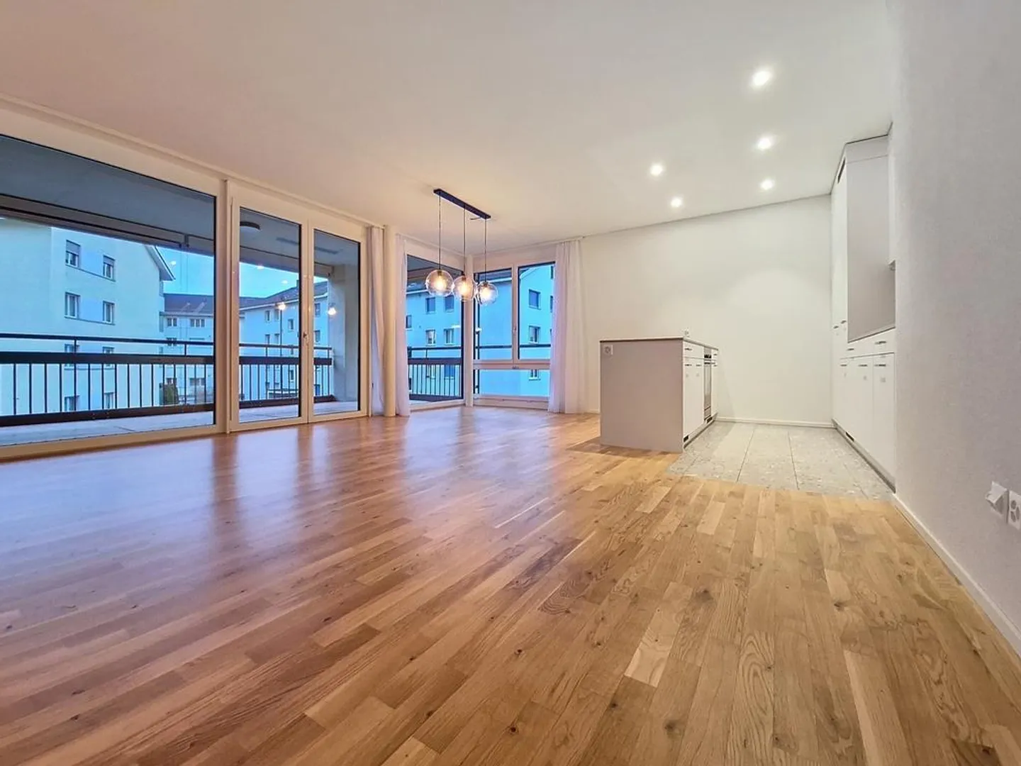 Spacious and Modern 2.5-Room Garden Apartment with Loggia in Uster - Photo 2 of 8