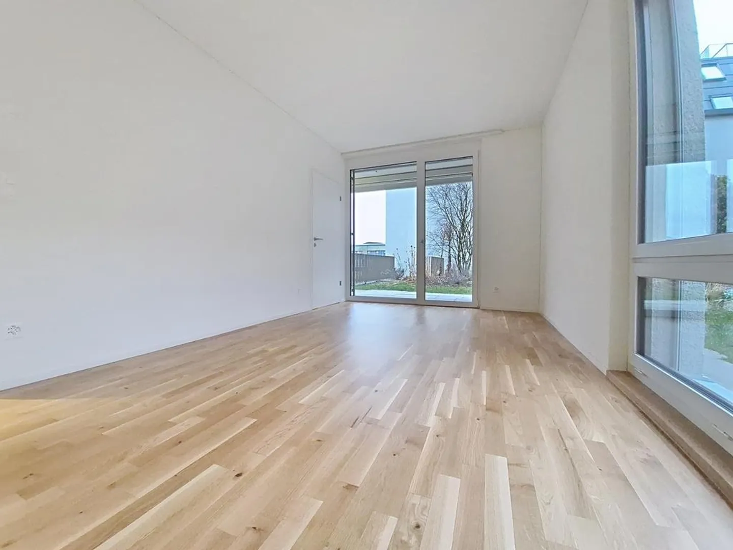 Spacious and Modern 2.5-Room Garden Apartment with Loggia in Uster - Photo 3 of 8