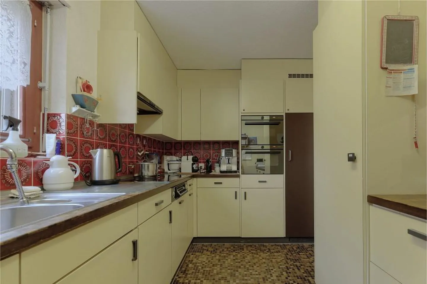 Casa angolare 5½ locali con potenziale e bel giardino - Foto 7 di 13