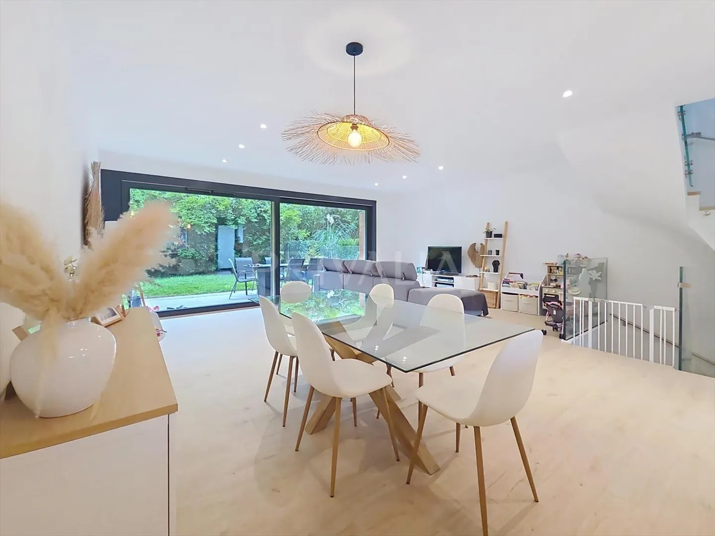 Magnificent contemporary furnished semi-detached villa - Photo 2 of 10