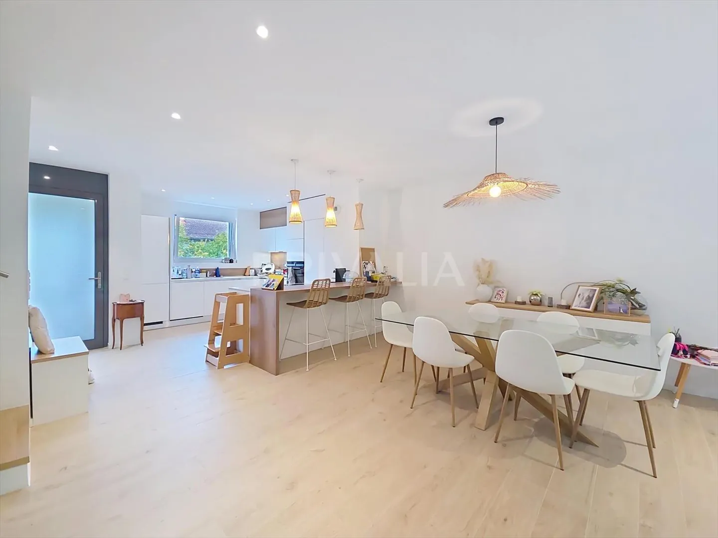 Magnificent contemporary furnished semi-detached villa - Photo 3 of 10