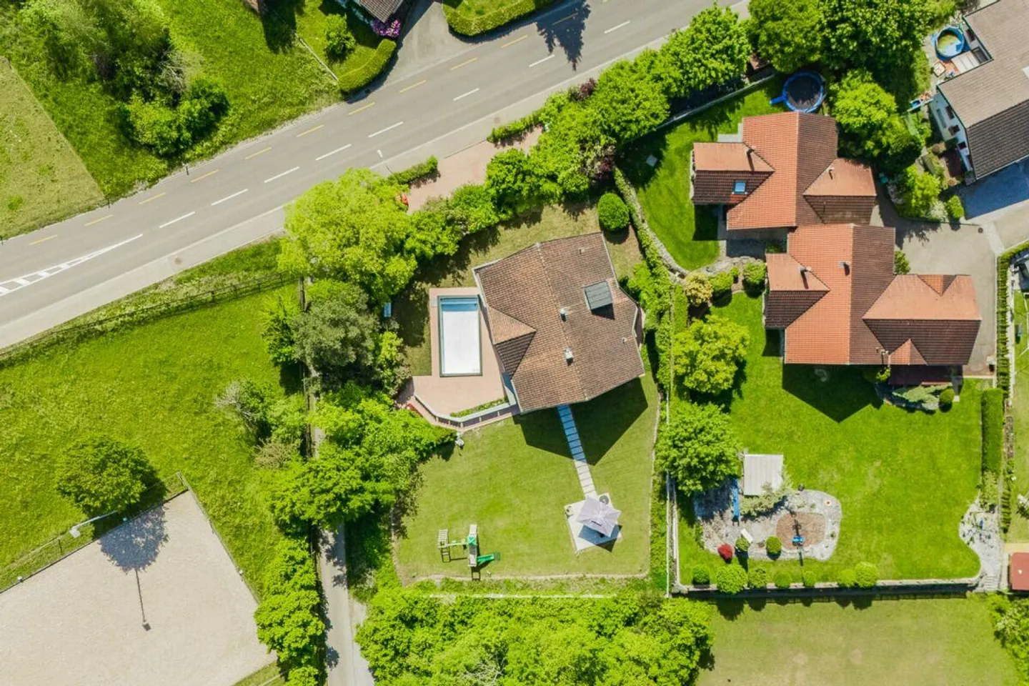 Luxurious villa with extensive grounds, pool, and privacy - Photo 3 of 18