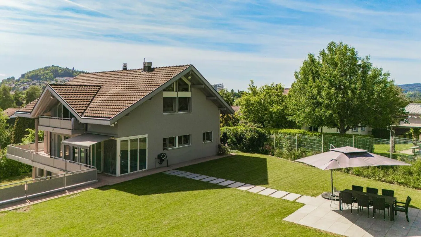 Luxurious villa with extensive grounds, pool, and privacy - Photo 4 of 18
