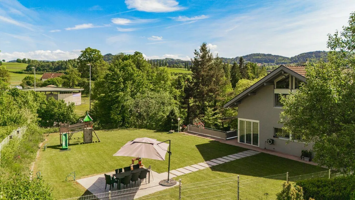 Luxurious villa with extensive grounds, pool, and privacy - Photo 5 of 18