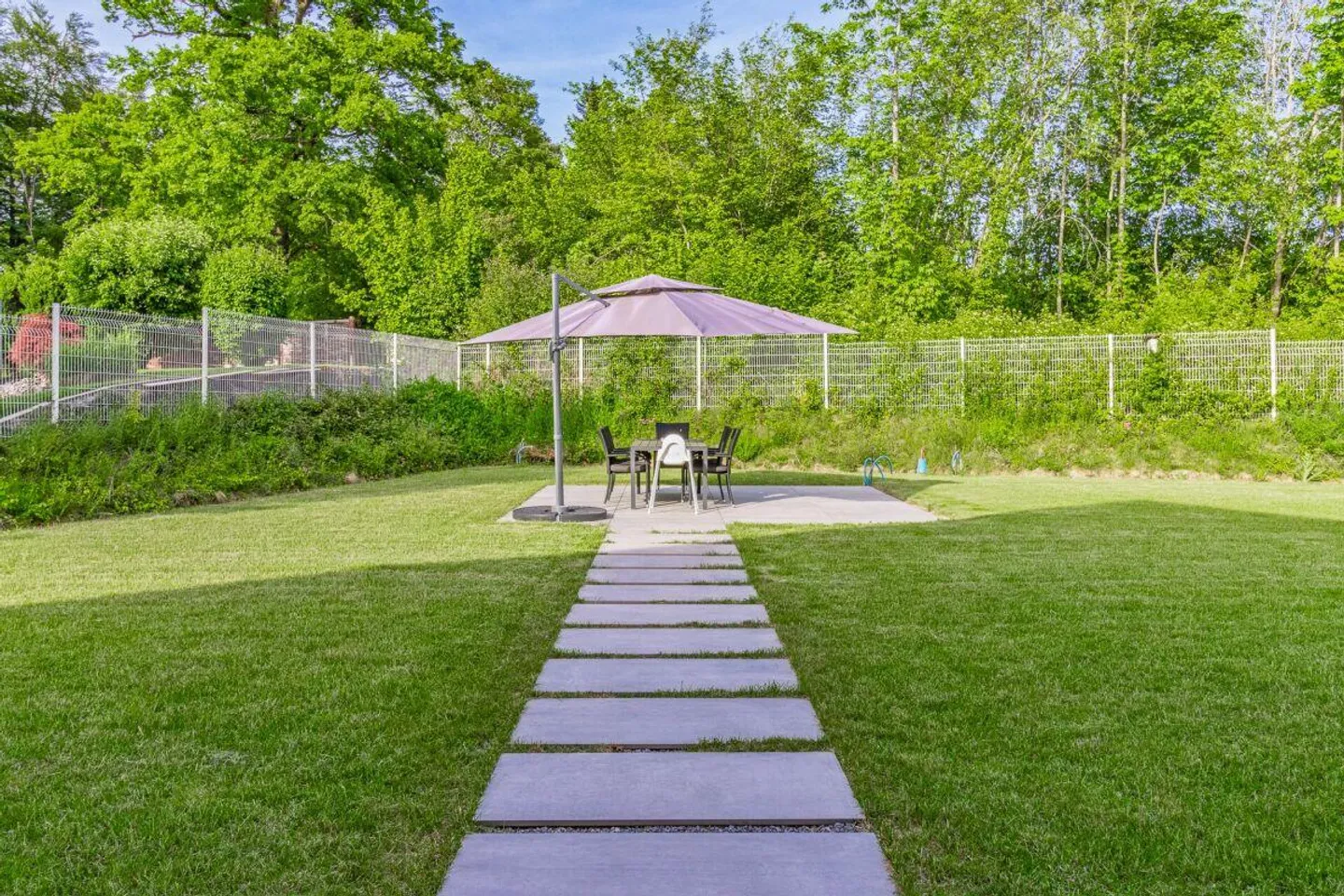 Luxurious villa with extensive grounds, pool, and privacy - Photo 6 of 18