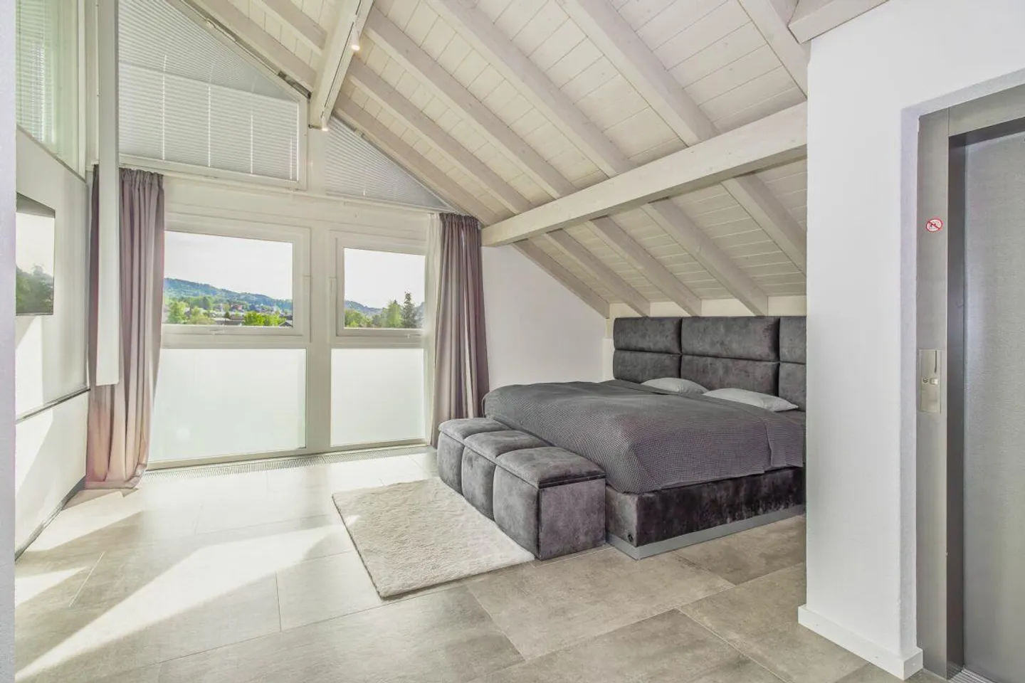 Luxurious villa with extensive grounds, pool, and privacy - Photo 9 of 18