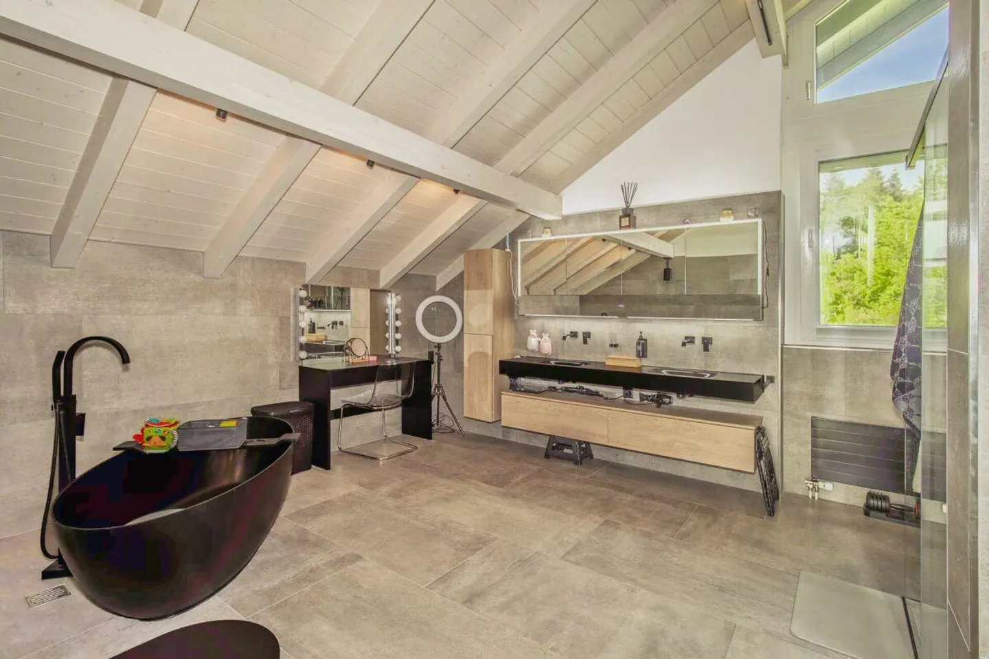 Luxurious villa with extensive grounds, pool, and privacy - Photo 13 of 18