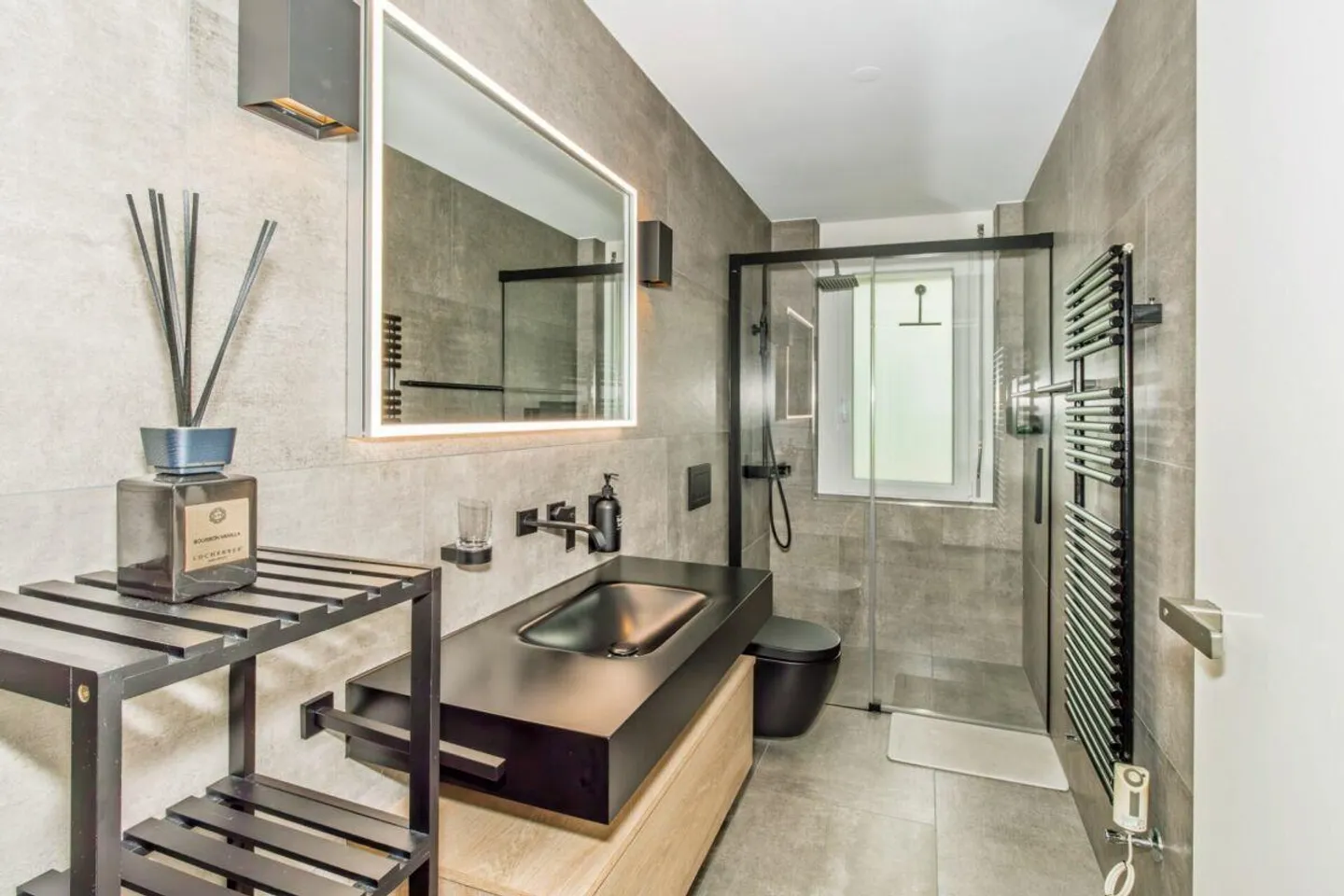 Luxurious villa with extensive grounds, pool, and privacy - Photo 14 of 18