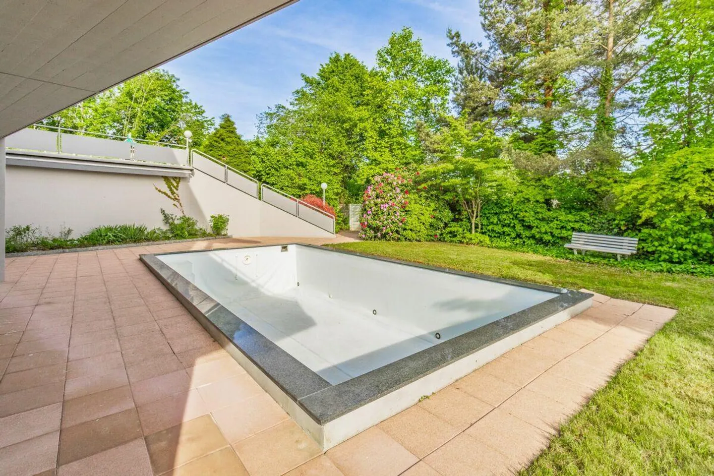 Luxurious villa with extensive grounds, pool, and privacy - Photo 16 of 18