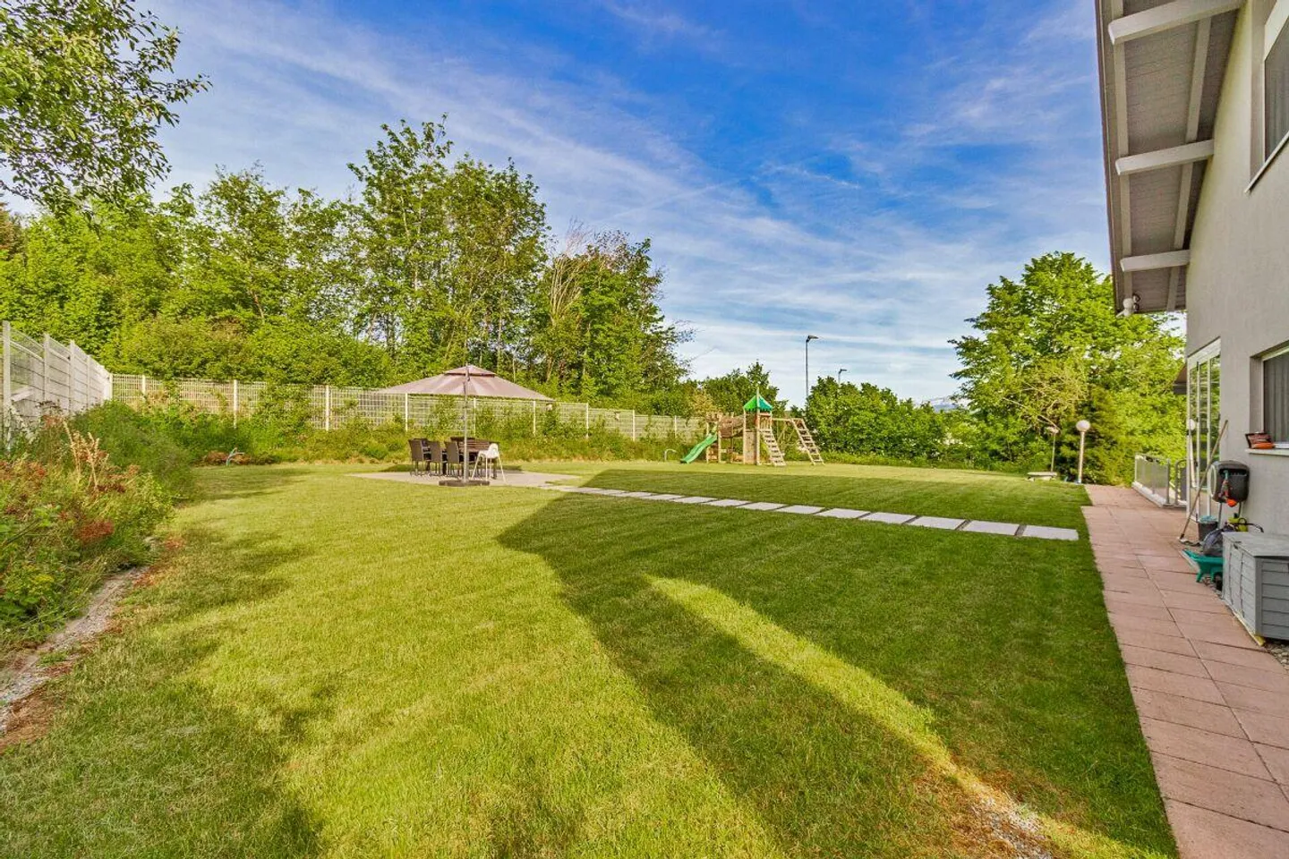 Luxurious villa with extensive grounds, pool, and privacy - Photo 18 of 18