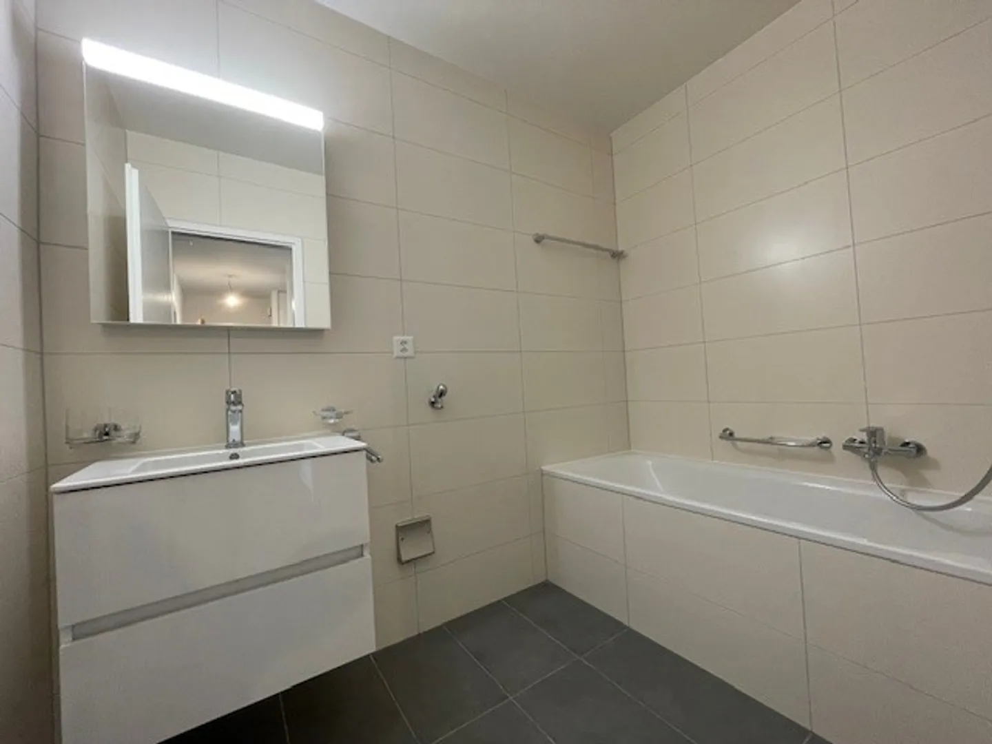 Appartamento completamente ristrutturato di 3,5 locali al 5° piano, con balcone. - Foto 6 di 8