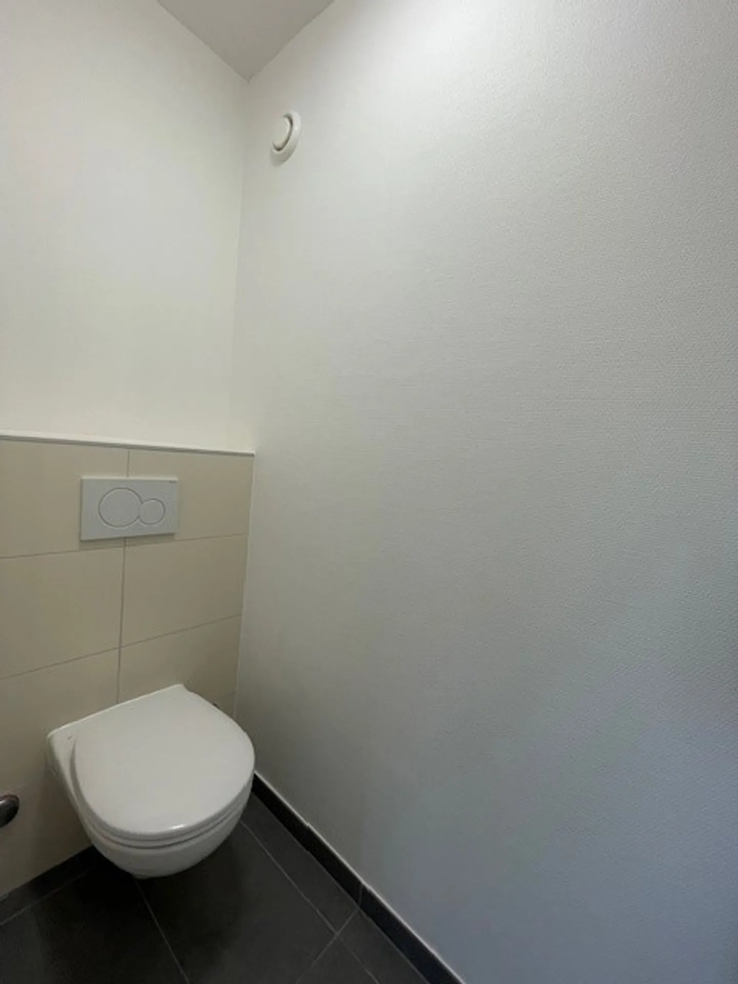 Appartamento completamente ristrutturato di 3,5 locali al 5° piano, con balcone. - Foto 7 di 8