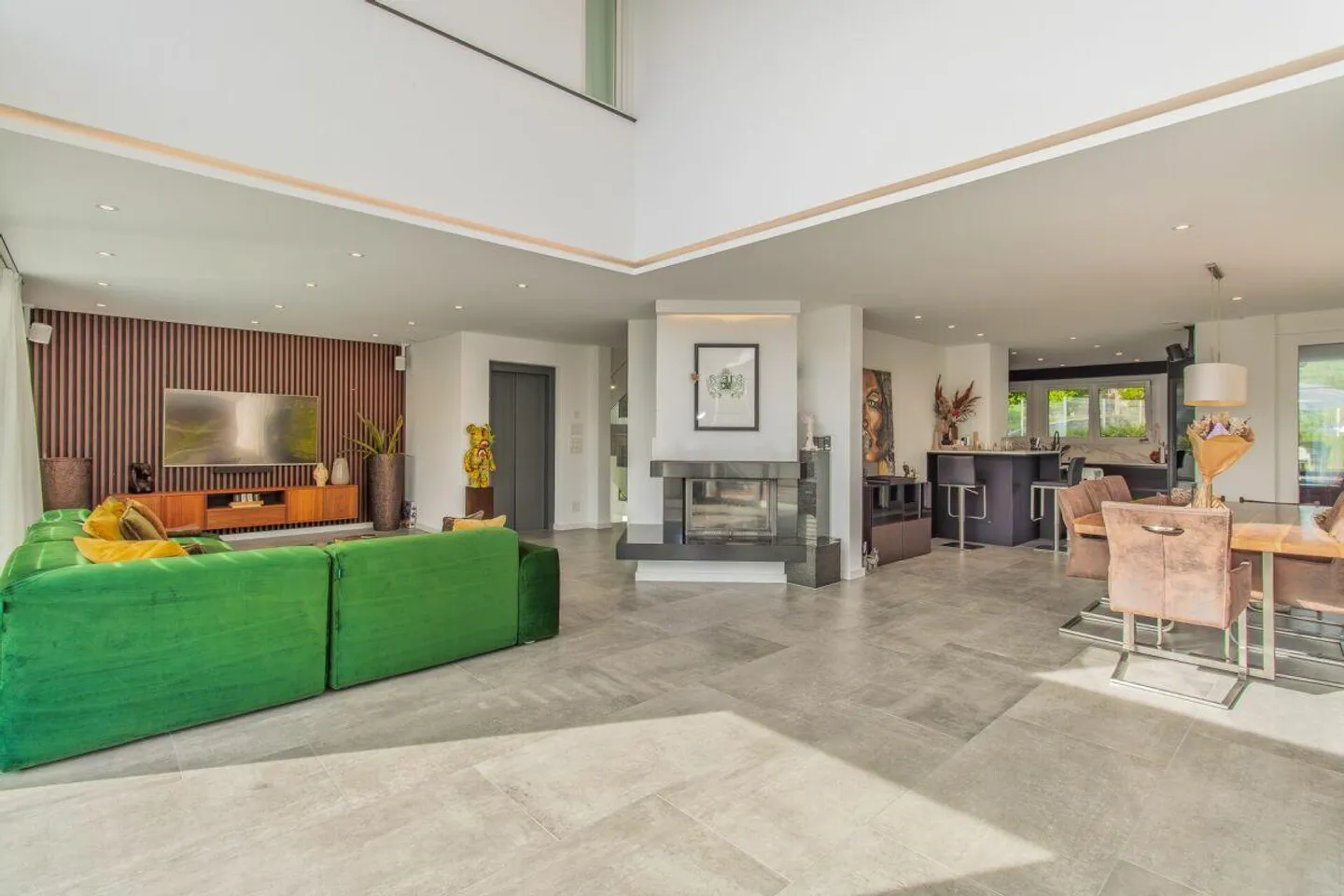 Luxurious villa with extensive grounds, pool, and privacy - Photo 10 of 18