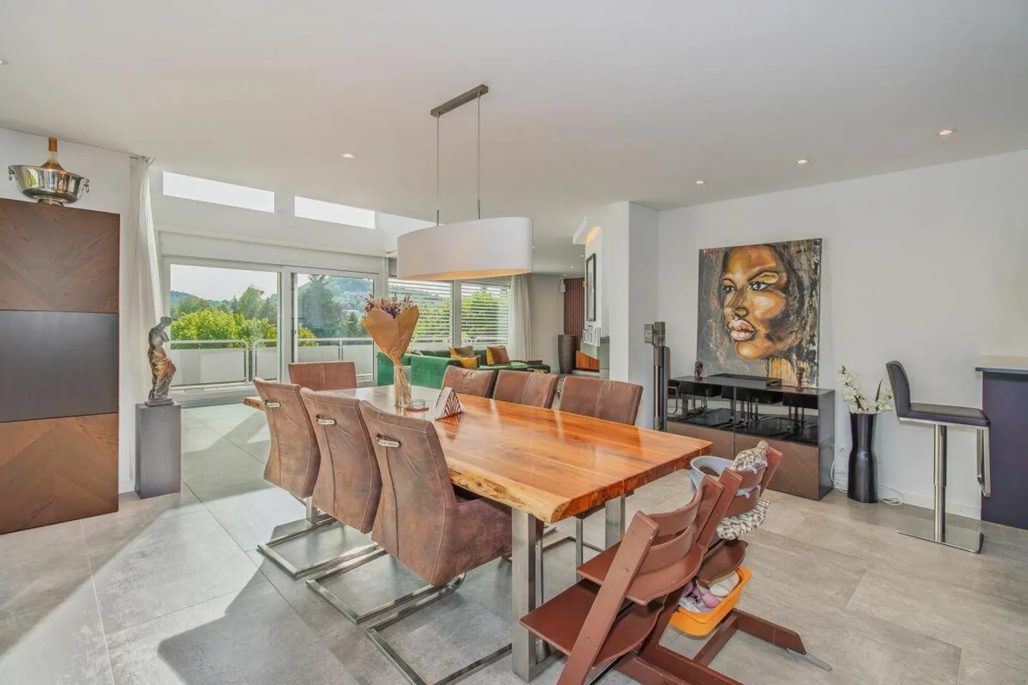 Luxurious villa with extensive grounds, pool, and privacy - Photo 11 of 18