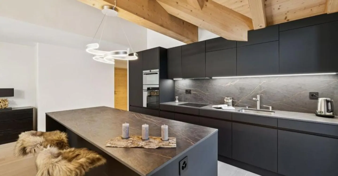 Elegant Semi-Penthouse Apartment - Photo 2 of 13