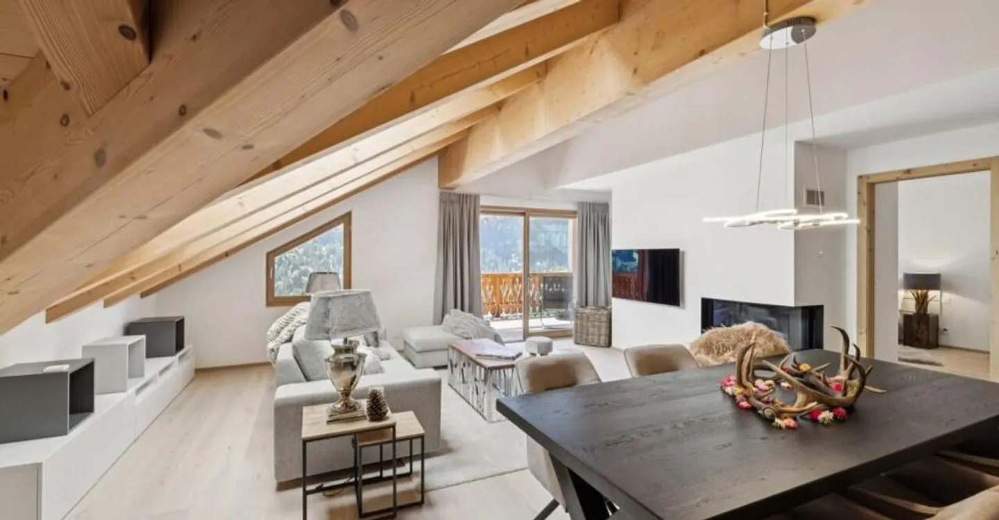 Elegant Semi-Penthouse Apartment - Photo 5 of 13