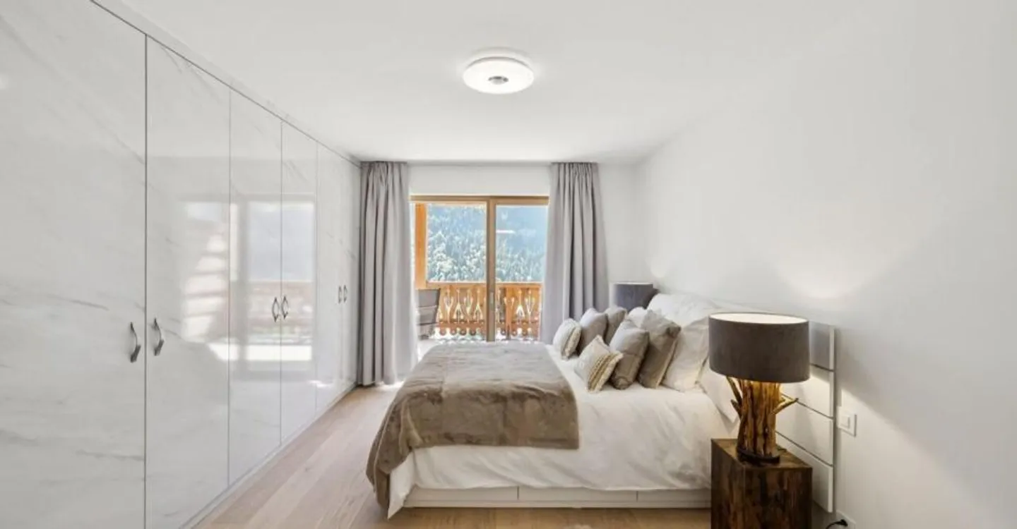 Elegant Semi-Penthouse Apartment - Photo 9 of 13