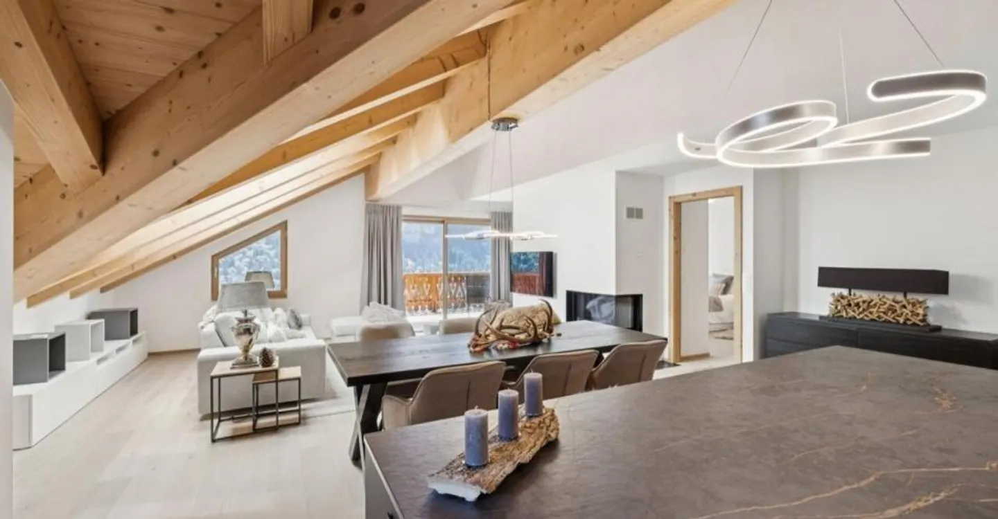 Elegant Semi-Penthouse Apartment - Photo 10 of 13