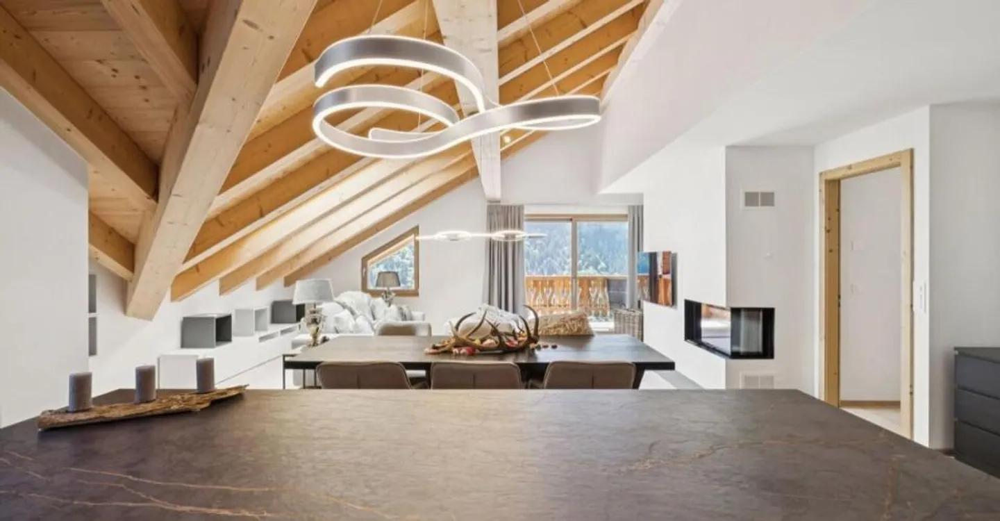 Elegant Semi-Penthouse Apartment - Photo 11 of 13
