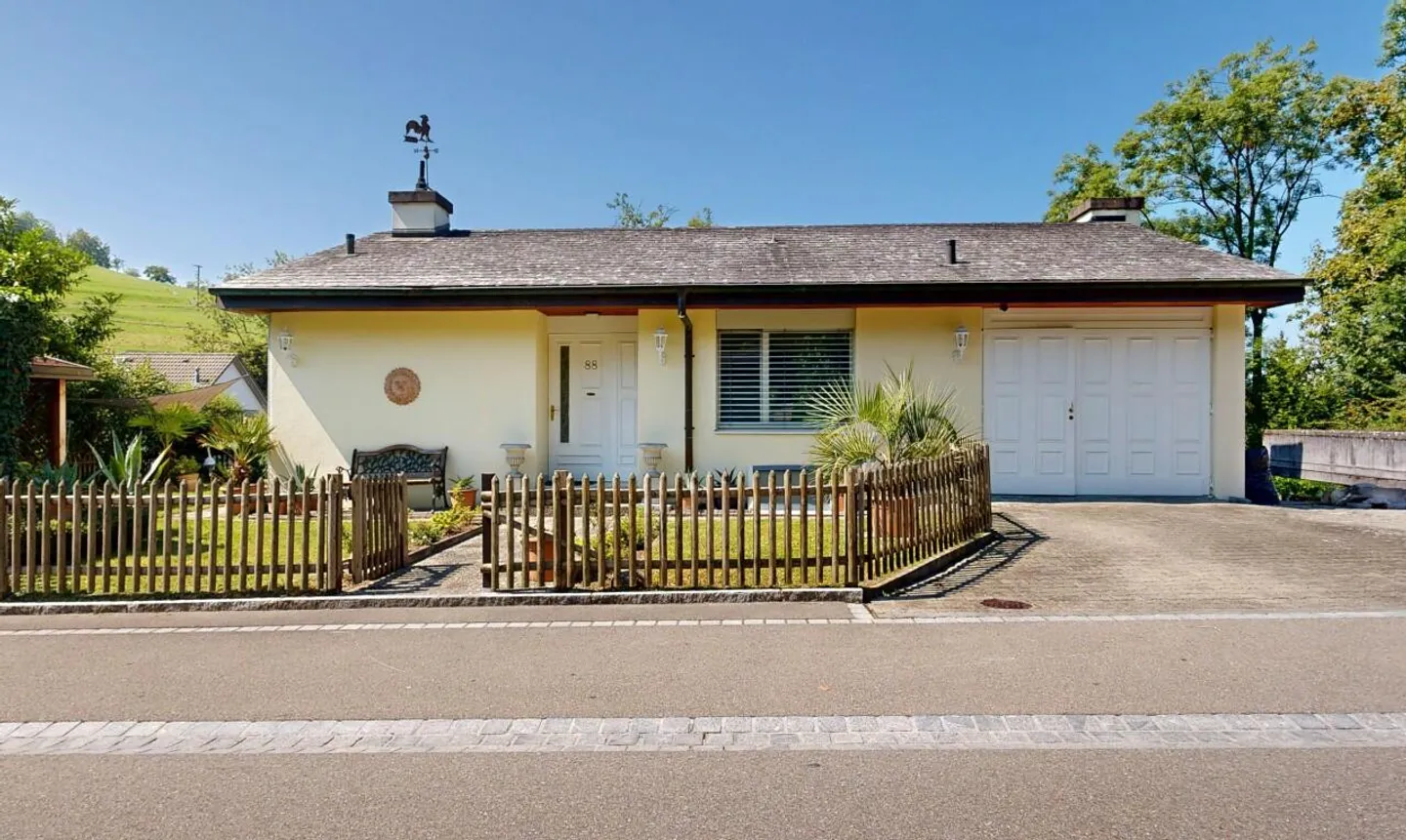 Maison individuelle de 5,5 pièces avec jardin, étang et options polyvalentes - Photo 1 sur 11