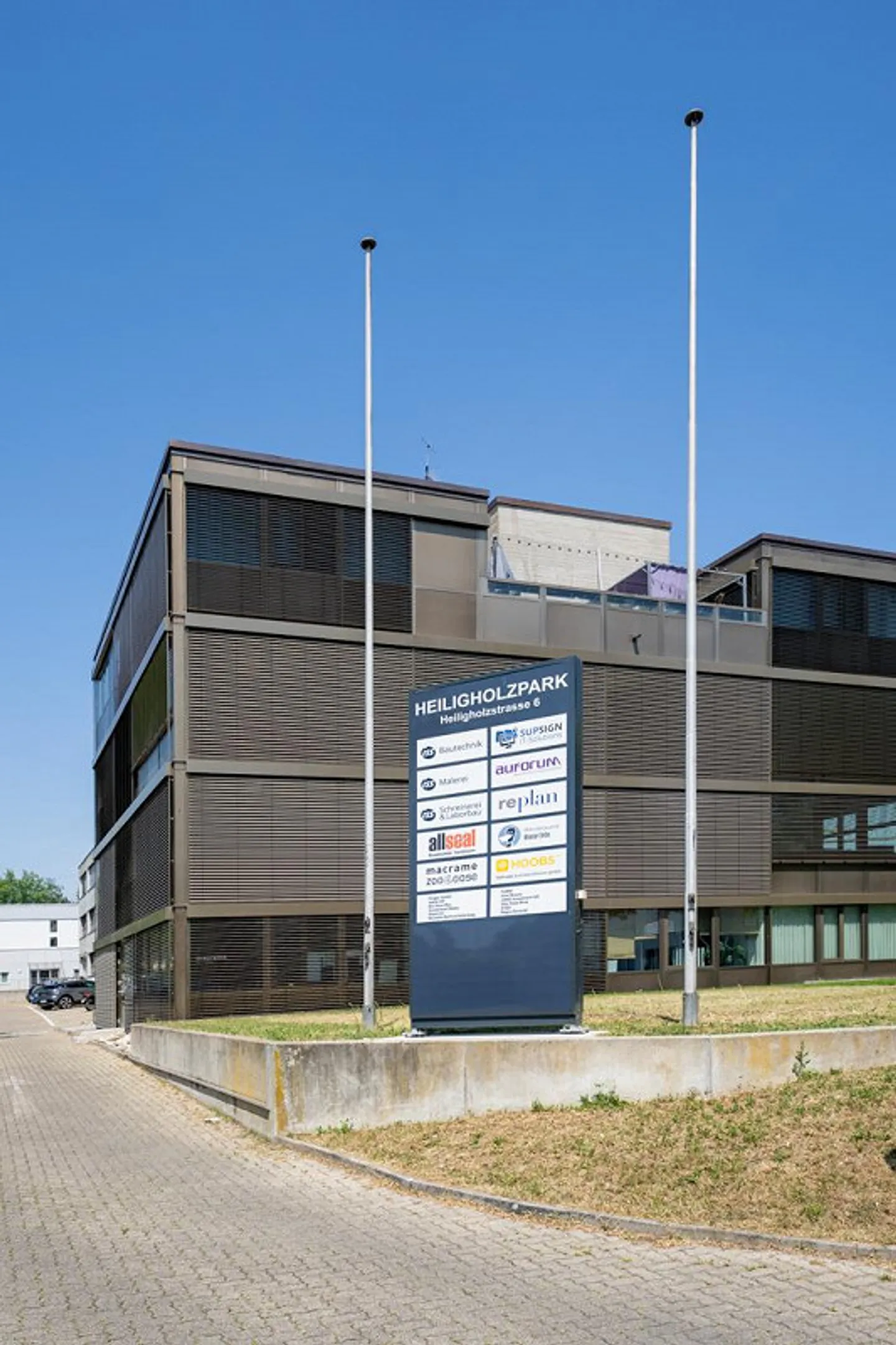 In the best location, whether by car or public transport, industry, commerce, office, storage - Photo 8 of 10