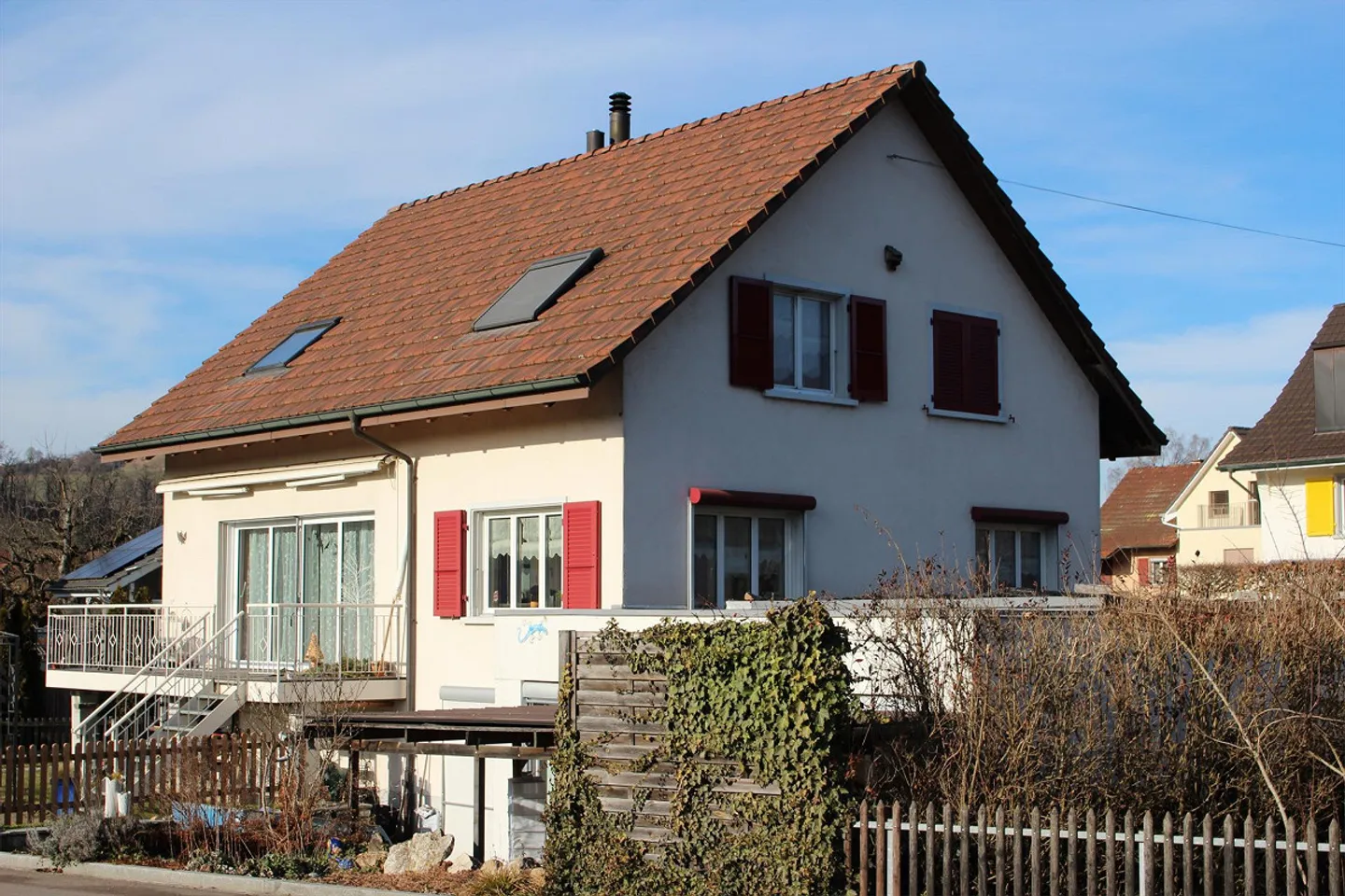 Charmante maison individuelle de 7,5 pièces dans un endroit calme de Bubendorf - Photo 1 sur 24