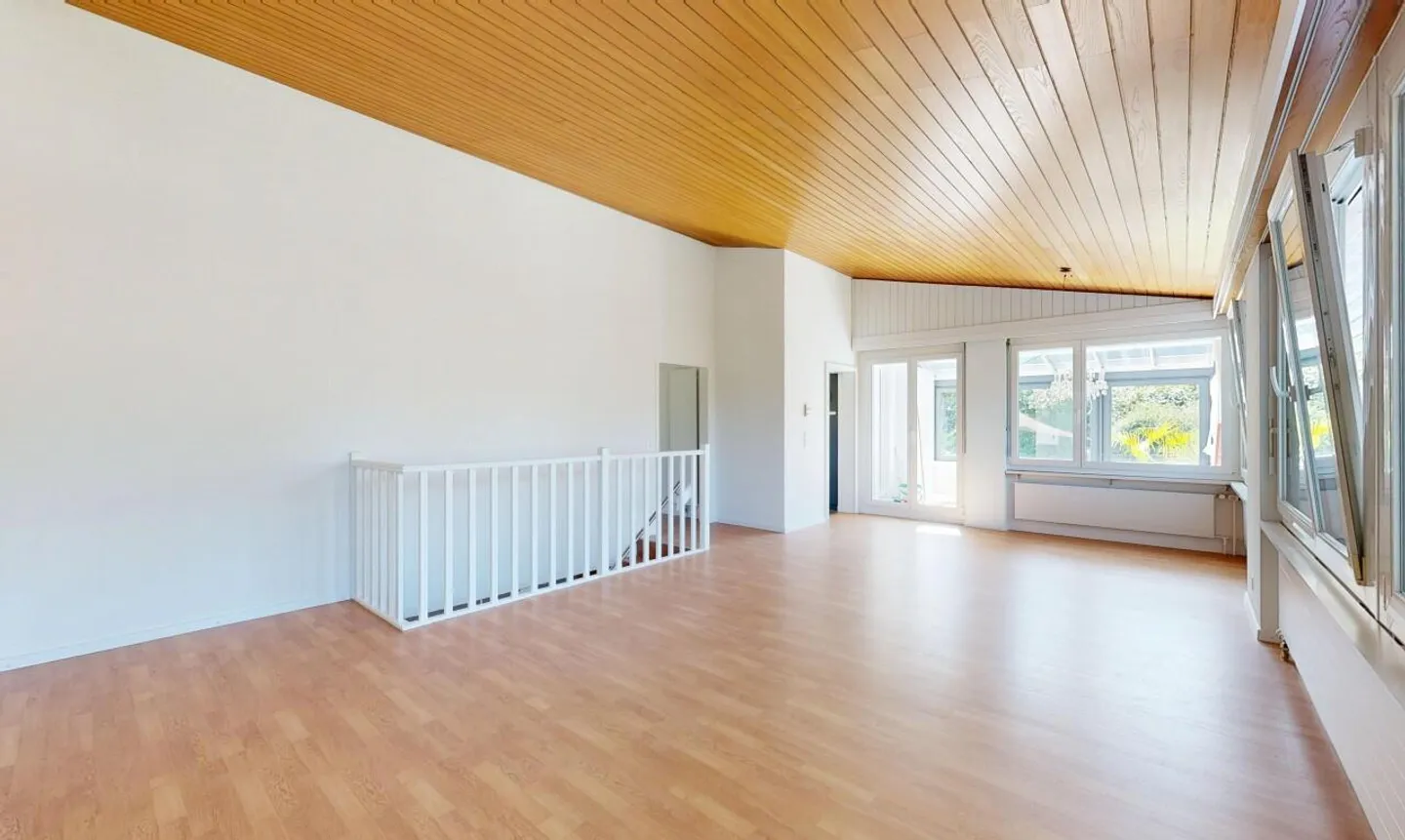 Maison individuelle de 5,5 pièces avec jardin, étang et options polyvalentes - Photo 3 sur 11