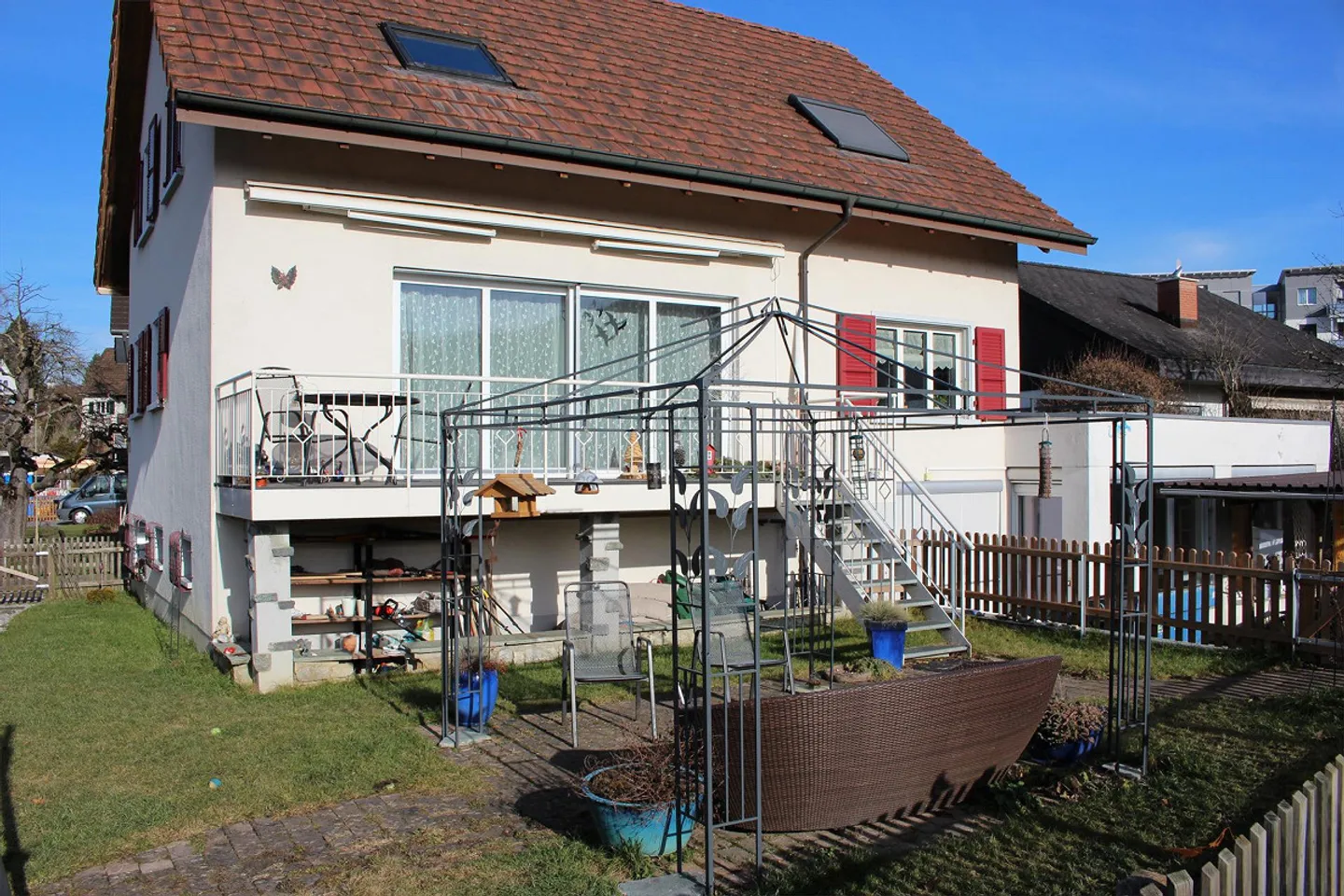 Charmante maison individuelle de 7,5 pièces dans un endroit calme de Bubendorf - Photo 2 sur 24