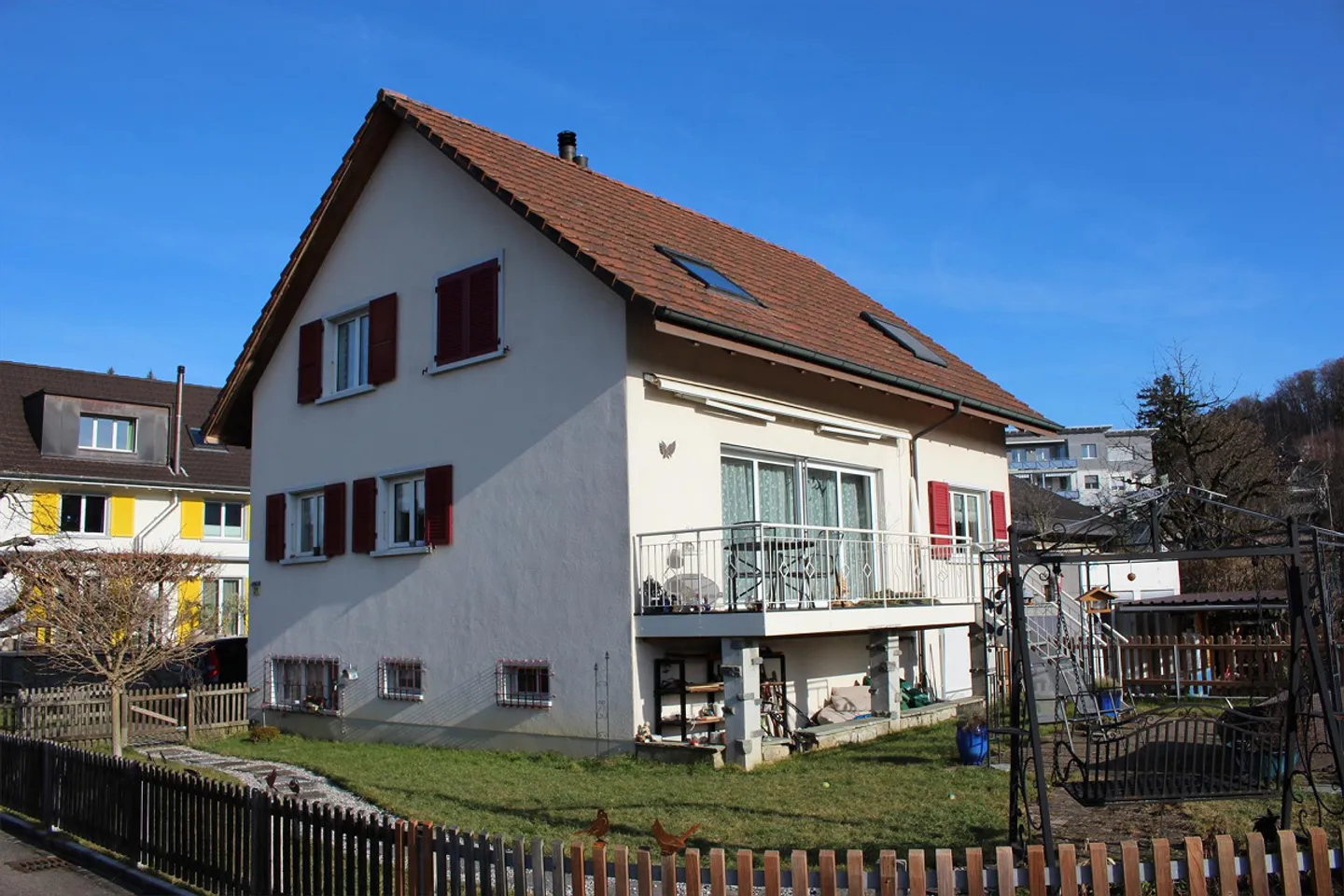 Charmante maison individuelle de 7,5 pièces dans un endroit calme de Bubendorf - Photo 3 sur 24