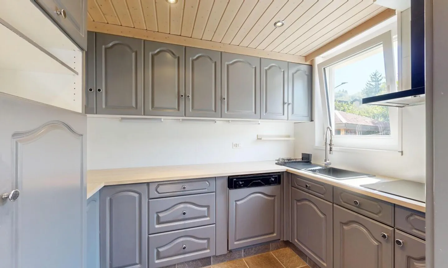 Maison individuelle de 5,5 pièces avec jardin, étang et options polyvalentes - Photo 5 sur 11