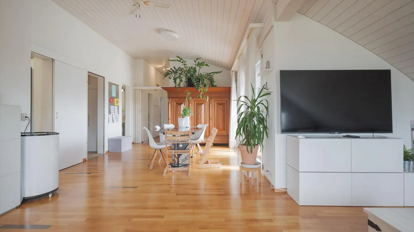 Meraviglioso appartamento di 5,5 stanze a Unterengstringen - Foto 1 di 9