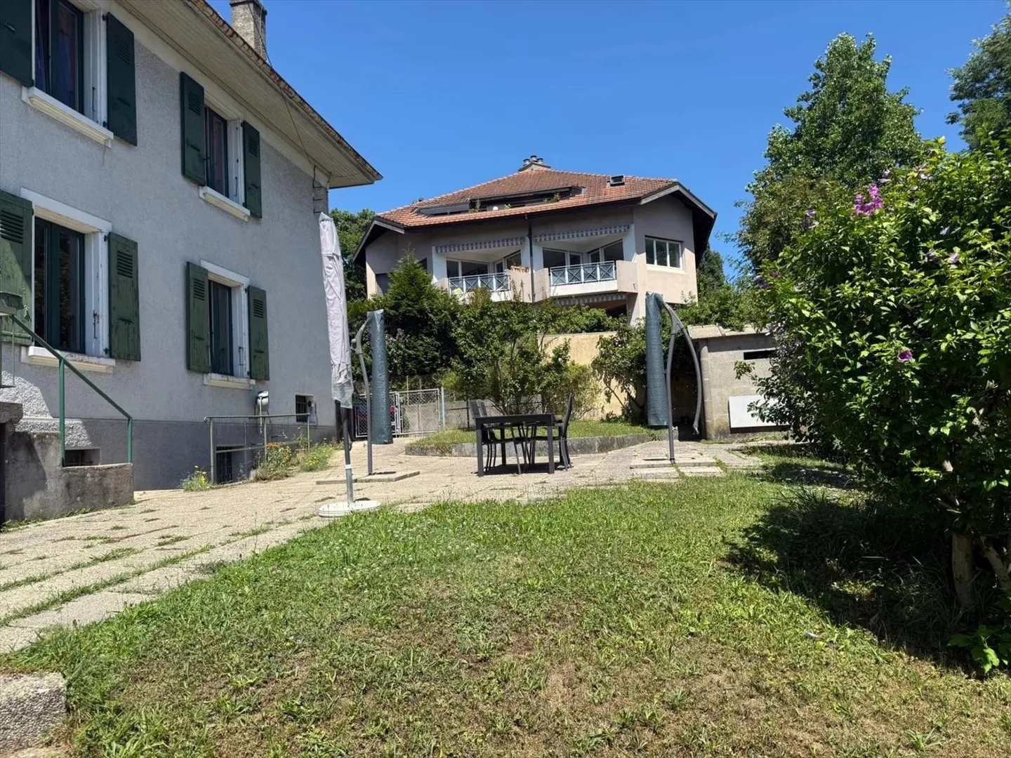 Mixed-use building - Photo 3 of 13