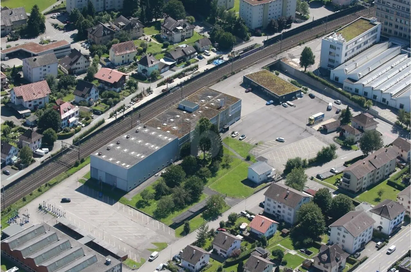 Geräumige Parkplätze verfügbar - Foto 2 von 5