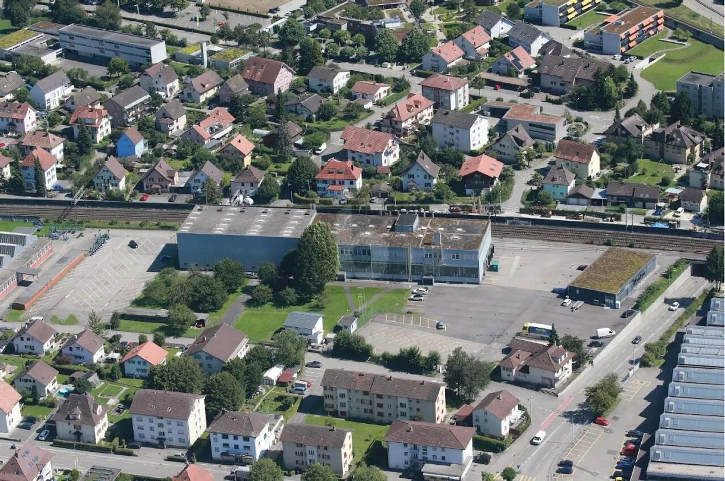 Geräumige Parkplätze verfügbar - Foto 3 von 5