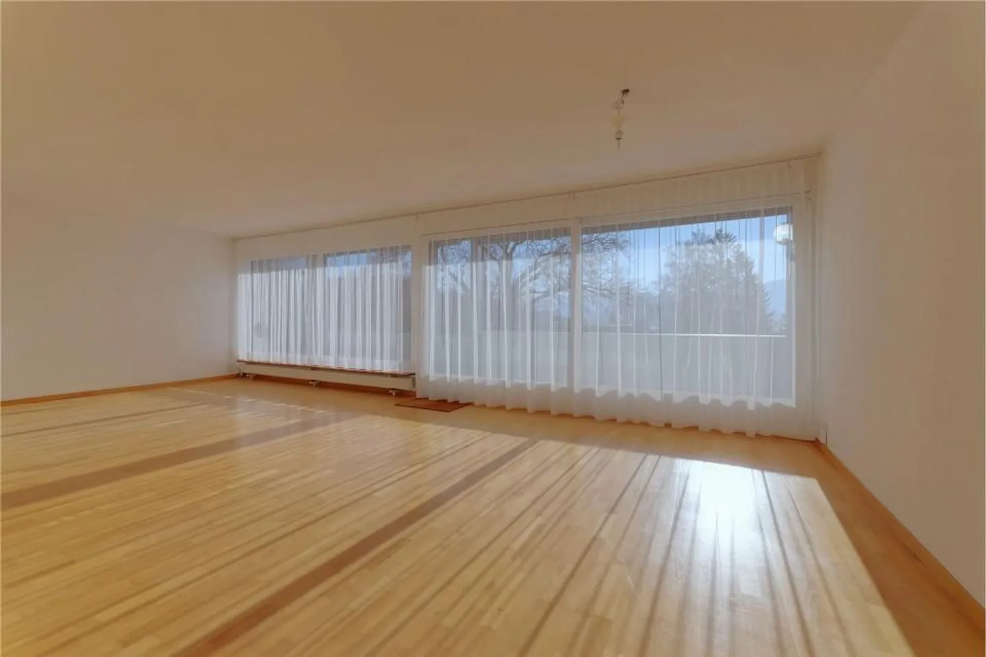 Stylish 4½-room apartment with heated craft room in a popular location in Bolligen - Photo 2 of 13