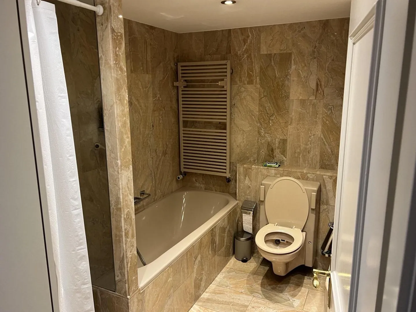 High-quality living above the rooftops of Zurich: Elegant 4.5-room apartment - Photo 8 of 8