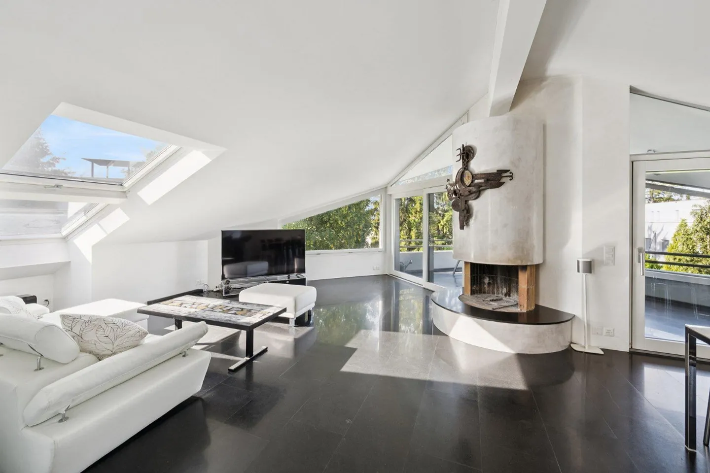 Exclusive penthouse apartment with studio & rare parking offer - Photo 1 of 13