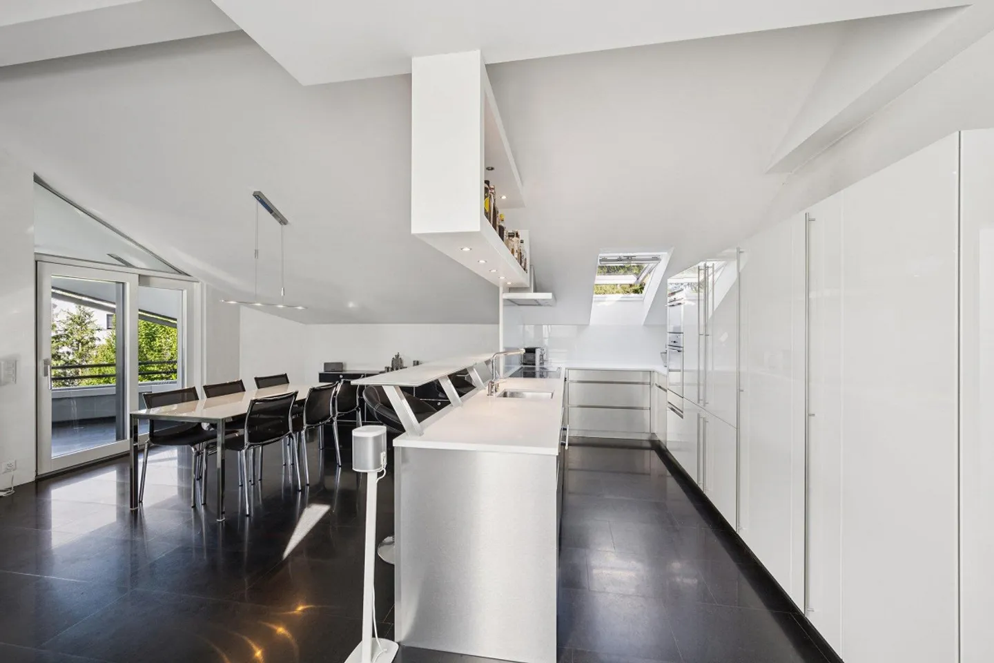 Exclusive penthouse apartment with studio & rare parking offer - Photo 4 of 13
