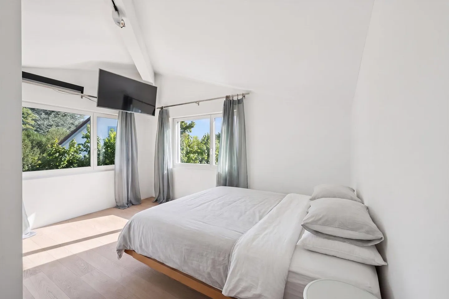Exclusive penthouse apartment with studio & rare parking offer - Photo 5 of 13
