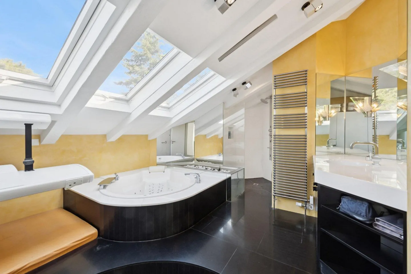 Exclusive penthouse apartment with studio & rare parking offer - Photo 6 of 13