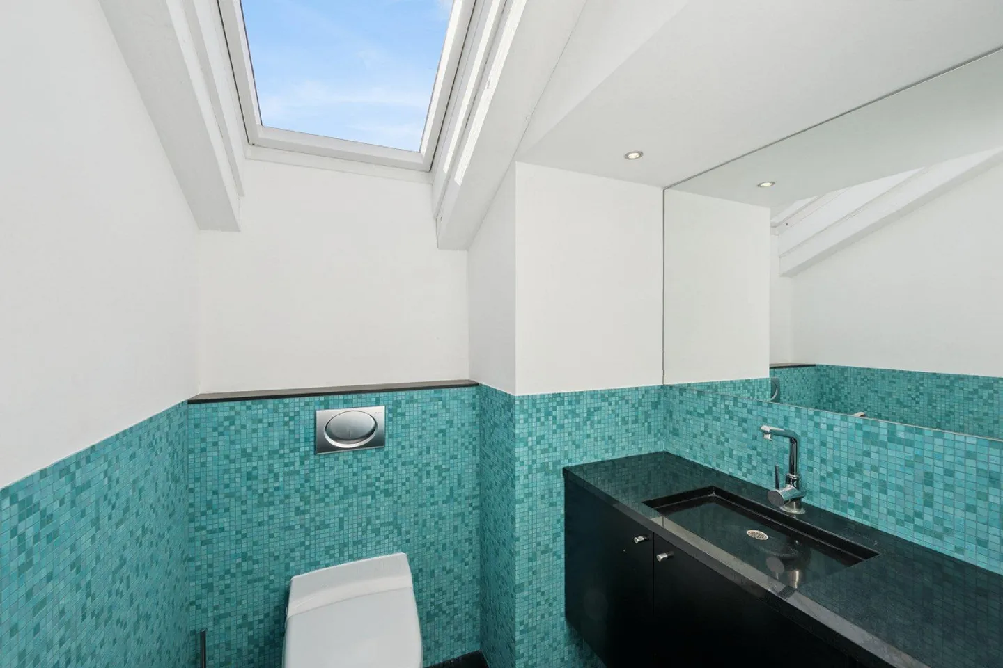 Exclusive penthouse apartment with studio & rare parking offer - Photo 8 of 13