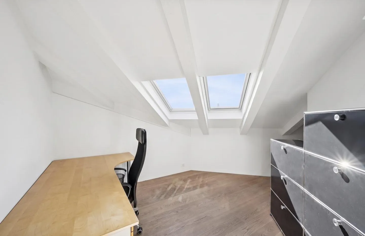 Exclusive penthouse apartment with studio & rare parking offer - Photo 7 of 13