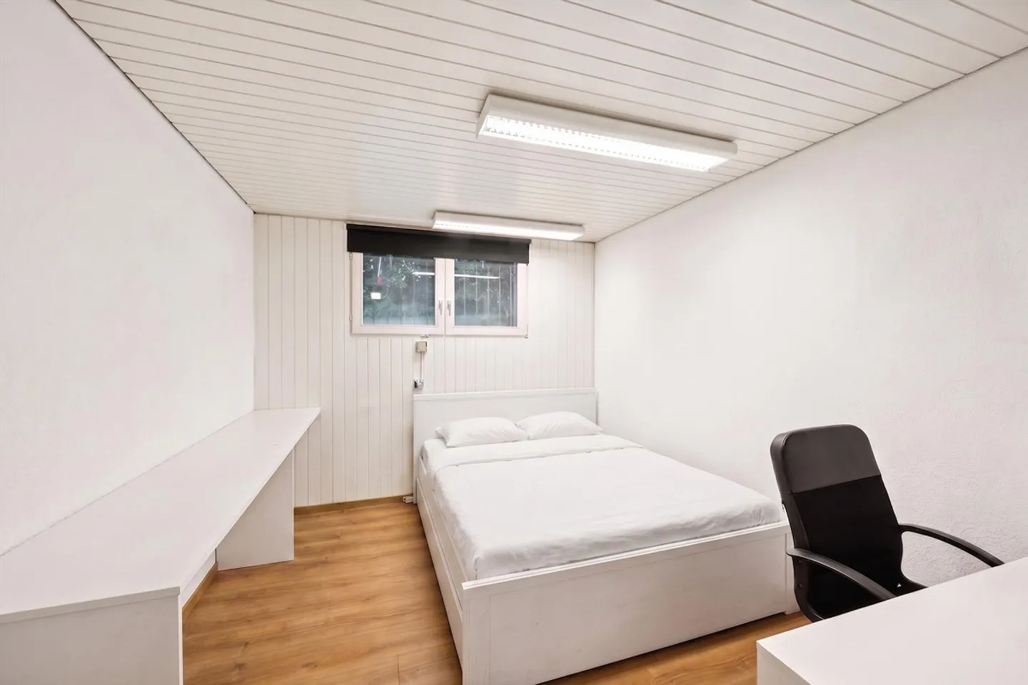 Exclusive penthouse apartment with studio & rare parking offer - Photo 9 of 13