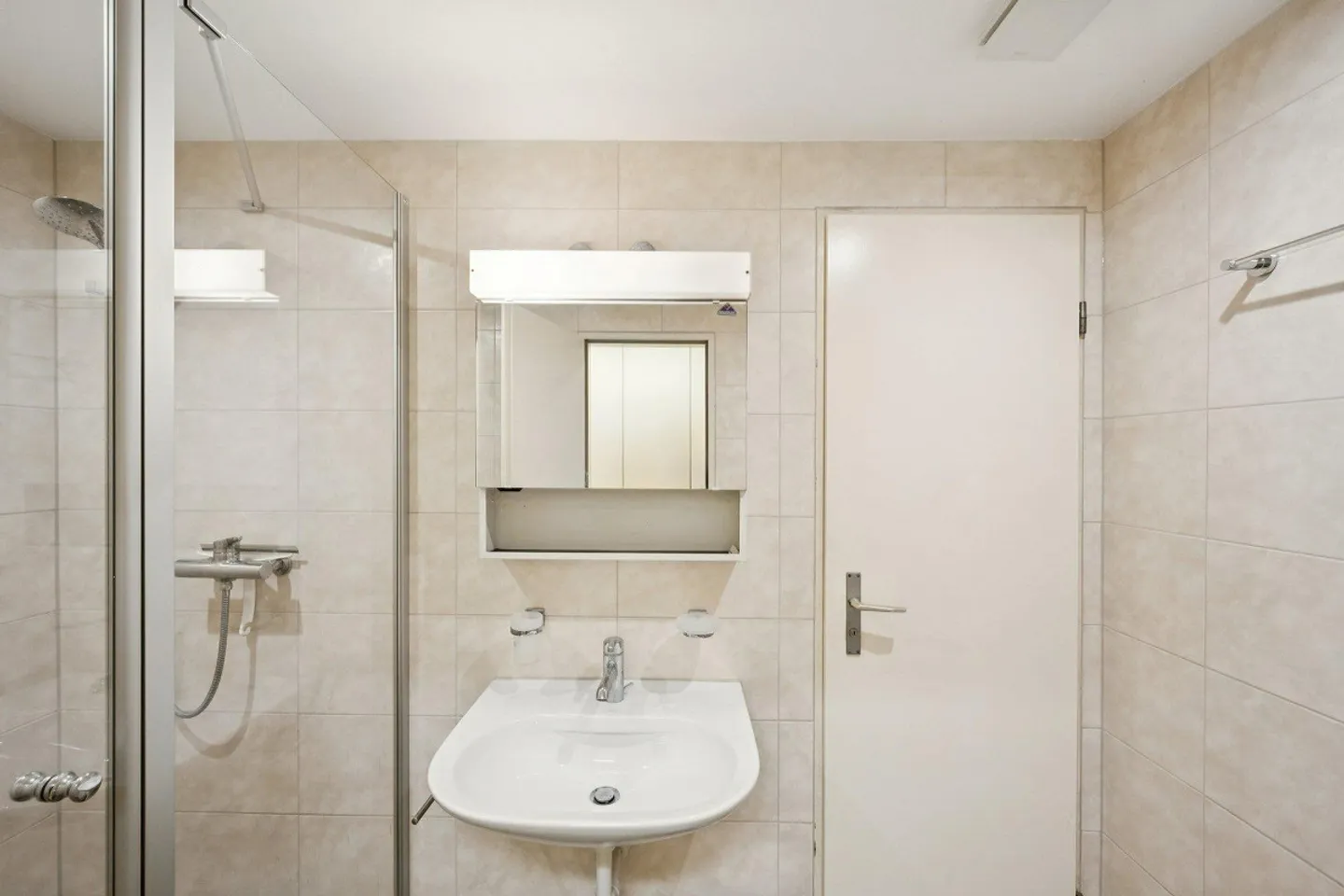 Exclusive penthouse apartment with studio & rare parking offer - Photo 10 of 13