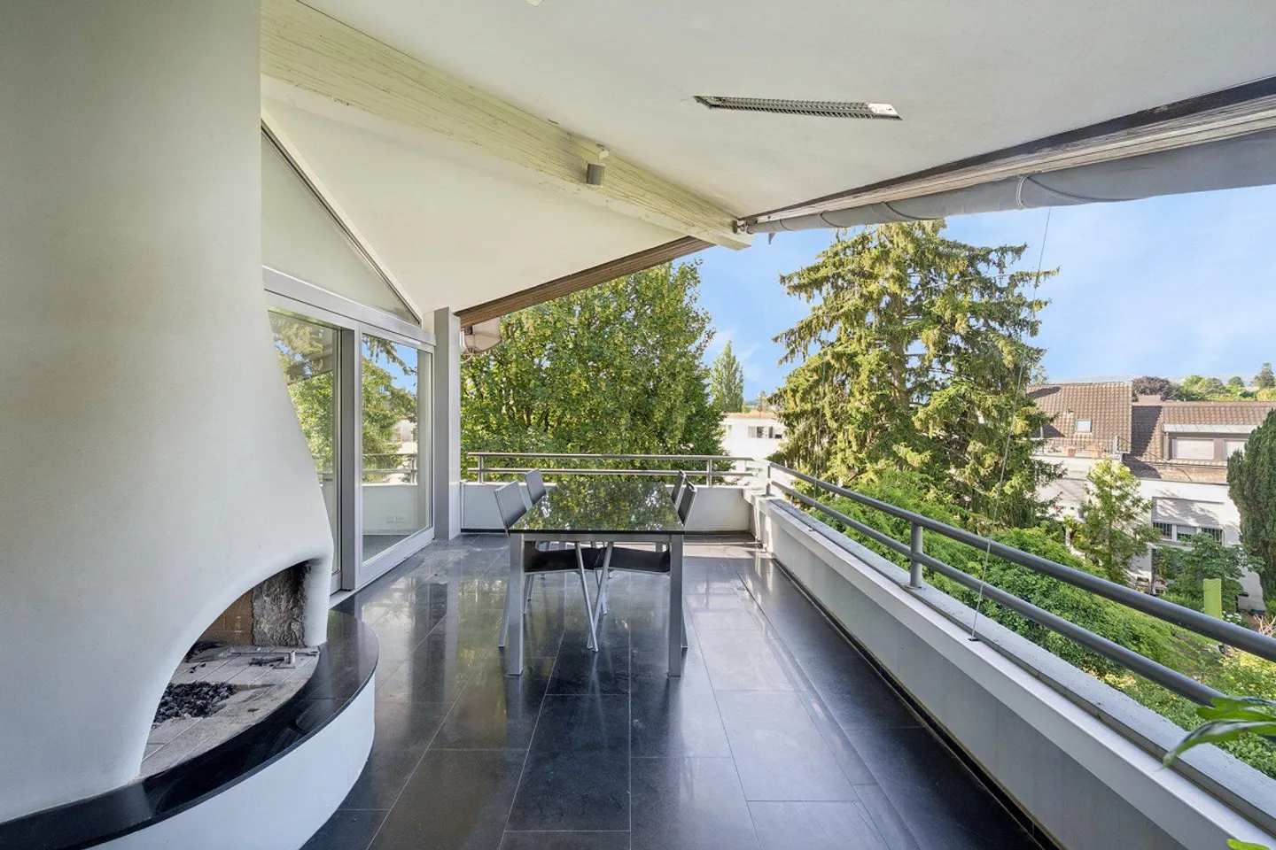 Exclusive penthouse apartment with studio & rare parking offer - Photo 2 of 13