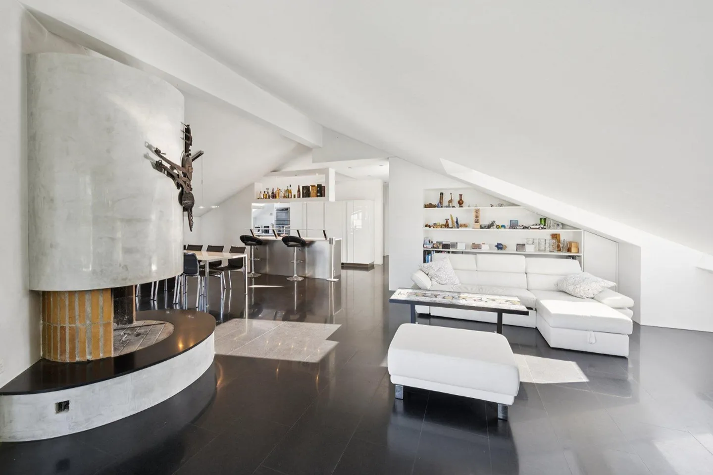 Exclusive penthouse apartment with studio & rare parking offer - Photo 3 of 13
