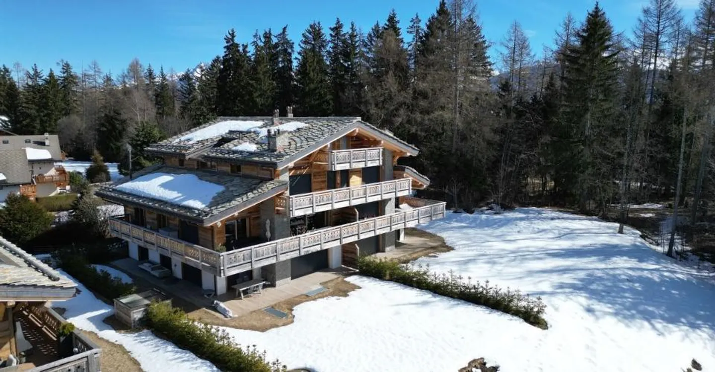 Moderner Chalet mit Privatgarten - Foto 1 von 12