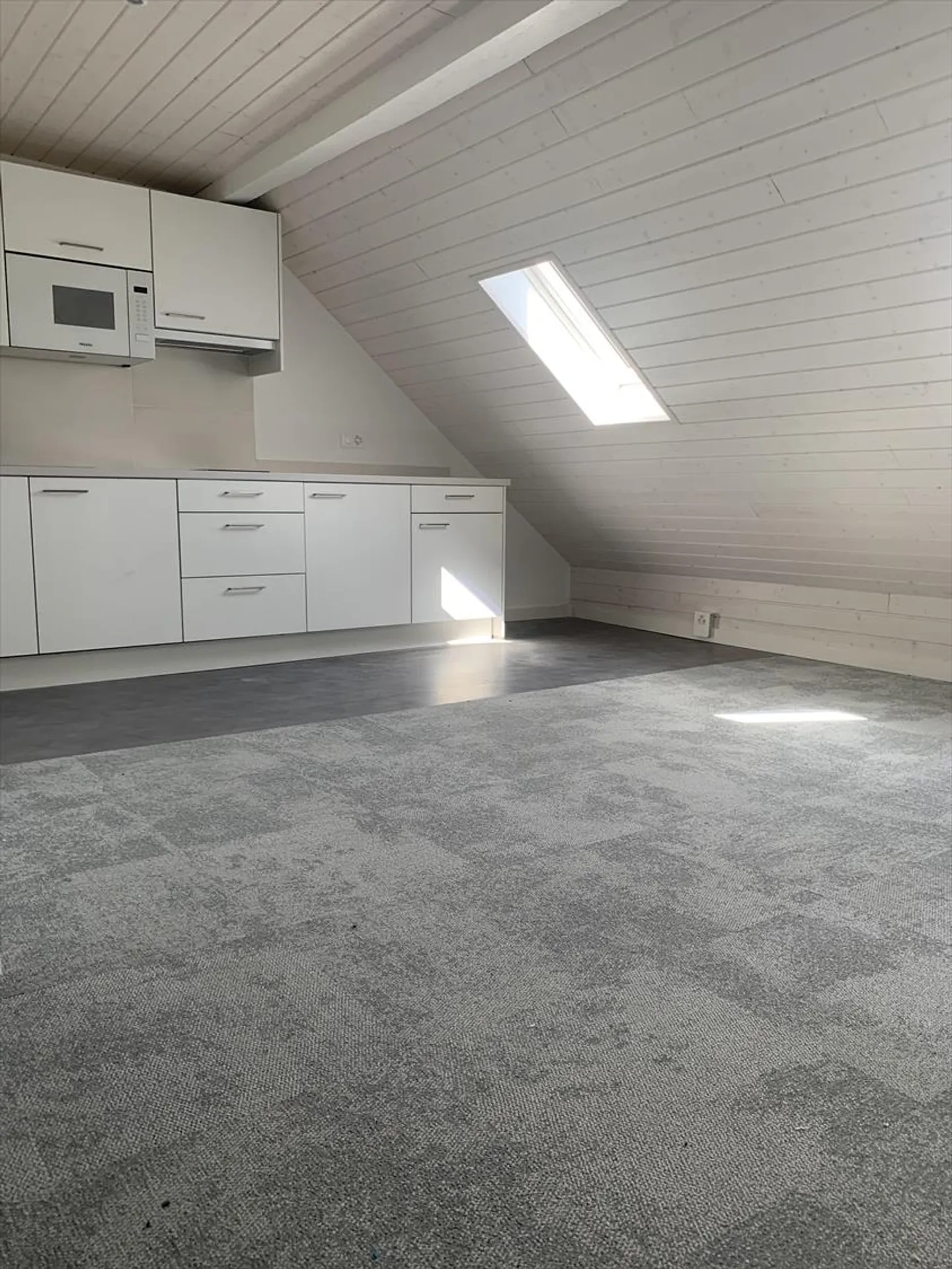 Studio - Photo 3 of 8