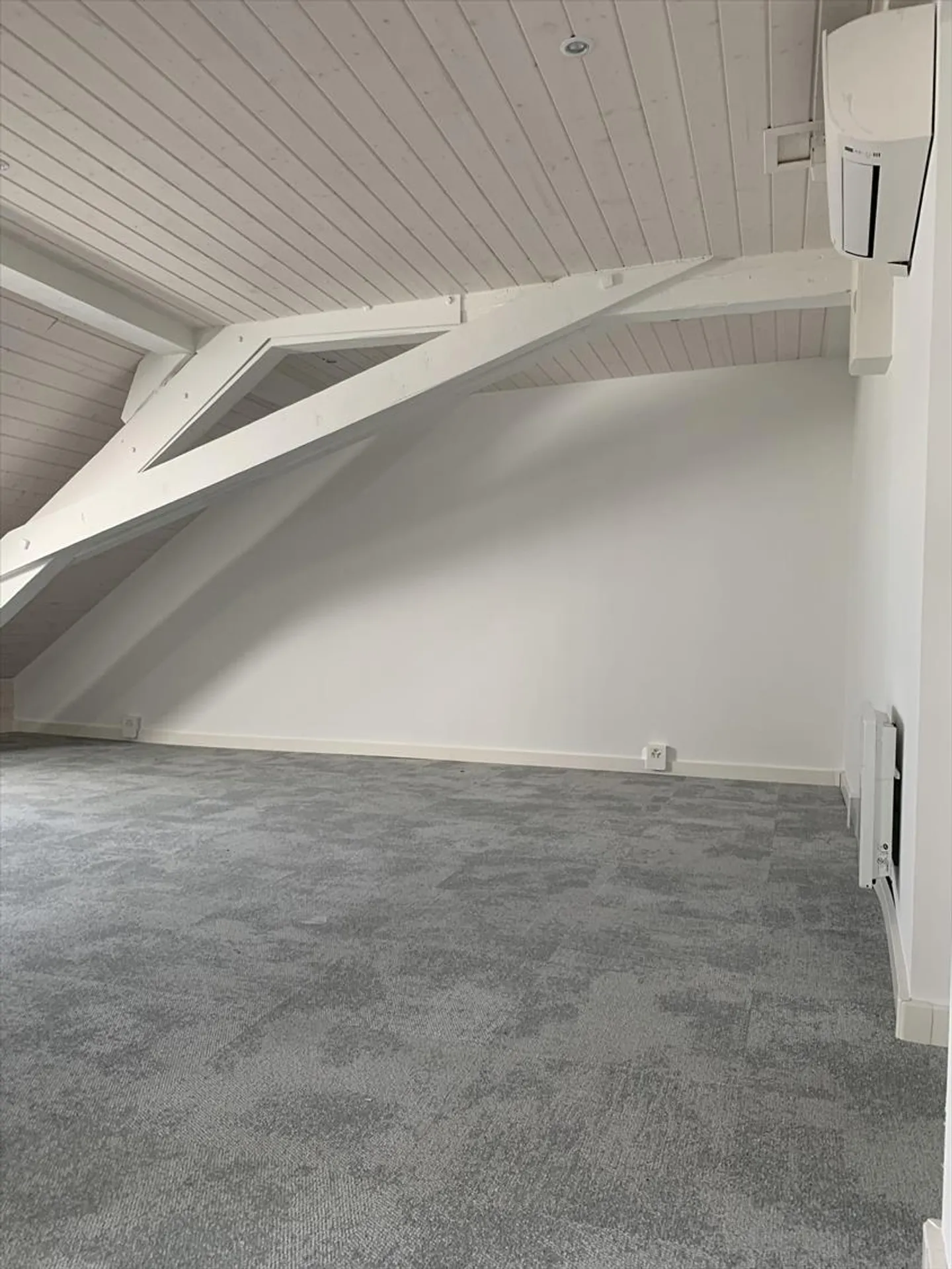 Studio - Photo 2 of 8